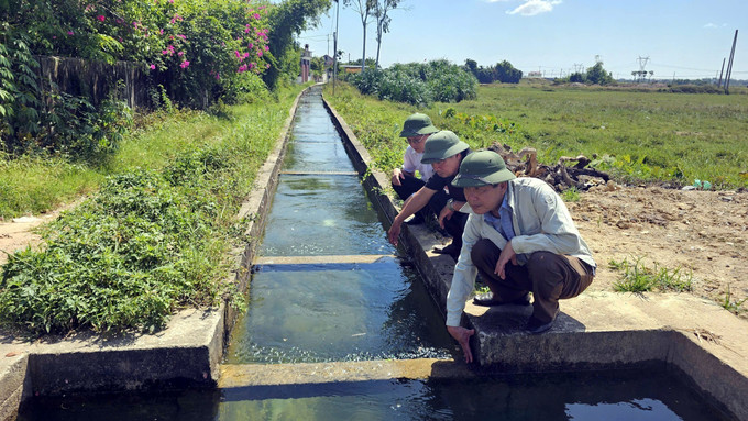 Lãnh đạo đơn vị quản lý Công trình thủy lợi Rào Nan kiểm tra tại tuyến kênh dẫn nước chính bị xuống cấp. Ảnh: TTXVN phát Lãnh đạo đơn vị quản lý Công trình thủy lợi Rào Nan kiểm tra tại tuyến kênh dẫn nước chính bị xuống cấp. Ảnh: TTXVN phát