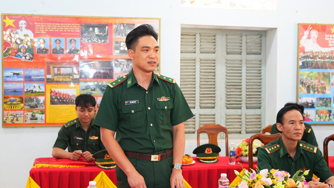 Trung tá Vũ Xuân Huy, Đồn trưởng Đồn biên phòng cửa khẩu quốc tế Xa Mát báo cáo phương hướng, nhiệm vụ của lực lượng bộ đội biên phòng trên tuyến biên giới năm 2026. Ảnh: Minh Phú/TTXVN
