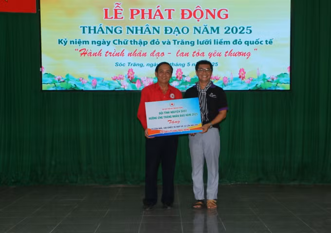 Nhiều tổ chức cá nhân trao tặng bảng tượng trưng tiền, hiện vật cho Ban tổ chức tại Lễ phát động Tháng Nhân đạo năm 2025 với chủ đề “Hành trình nhân đạo – Lan tỏa yêu thương” được tổ chức ngày 9/5/2025, tại thị xã Ngã Năm.