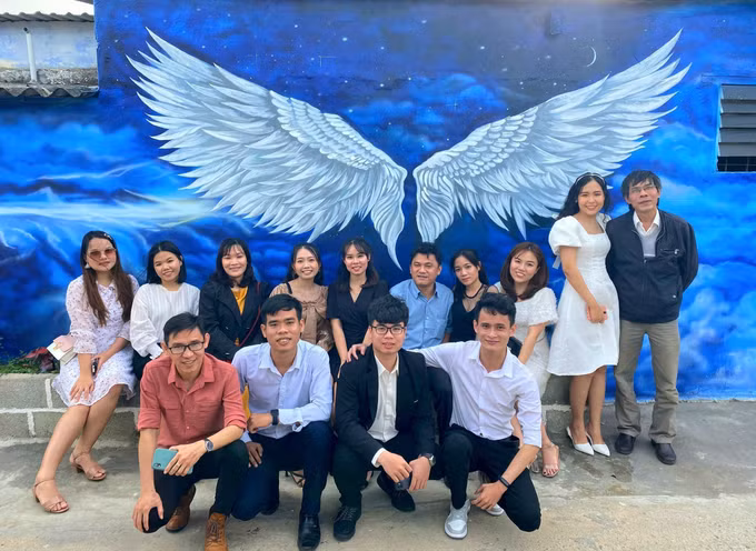 Du khách chụp ảnh check-in tại làng bích họa Hòn Thiên (xã Xuân Hải, Khánh Hòa). Ảnh: TTXVN phát