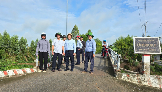 Đoàn cán bộ xã Tuyên Thạnh, tỉnh Tây Ninh đi khảo sát một số công trình xây dựng cơ bản trên địa bàn. Ảnh: TTXVN phát tay-ninh-3.jpg