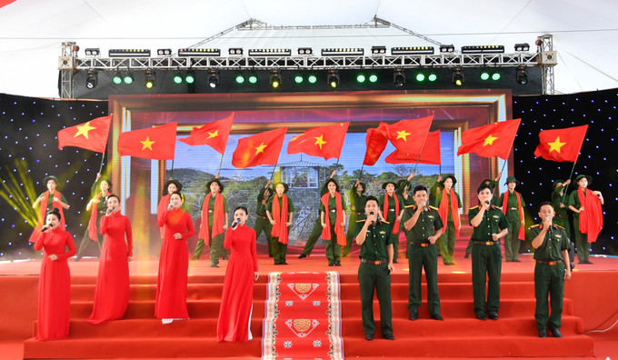 Tiết mục văn nghệ tại buổi họp mặt.