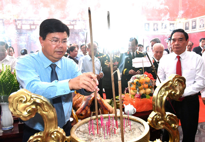 Bí thư Tỉnh ủy An Giang Nguyễn Tiến hải, Bí thư Đảng ủy Quân sự tỉnh An Giang dâng hương tại Đền tưởng niệm Anh hùng, liệt sĩ và người có công.