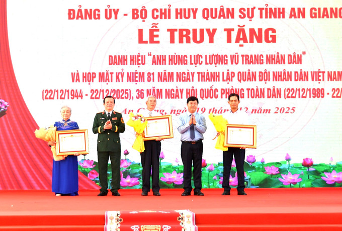 Bí thư Tỉnh ủy An Giang Nguyễn Tiến Hải và Trung tướng Hồ Văn Thái, Chính ủy Quân khu 9 trao quyết định Truy tặng danh hiệu Anh hùng LLVT Nhân dân cho gia đình Thượng tá Nguyễn Thành Kính, Thiếu tá Võ Đông Trạch (Tư Trạch) và gia đình Liệt sĩ Trần Văn Tủy (Hai Tăng).