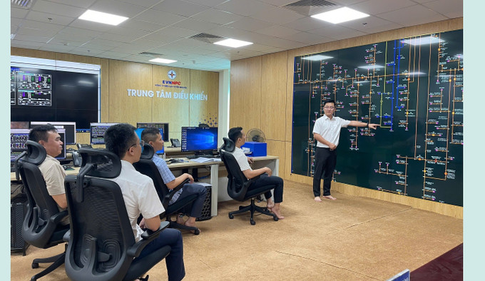 Kỹ sư Phạm Quốc Tiến trình bày phương án triển khai thực hiện rà soát sơ đồ lưới điện tỉnh Tuyên Quang. Kỹ sư Phạm Quốc Tiến trình bày phương án triển khai thực hiện rà soát sơ đồ lưới điện tỉnh Tuyên Quang.