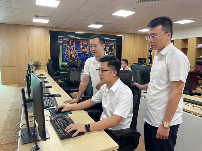 Kỹ sư Phạm Quang Tiến (ngồi giữa) cùng các đồng nghiệp đã đưa ra nhiều sáng kiến, giải pháp áp dụng tự động hóa quy trình làm việc. Kỹ sư Phạm Quang Tiến (ngồi giữa) cùng các đồng nghiệp đã đưa ra nhiều sáng kiến, giải pháp áp dụng tự động hóa quy trình làm việc.