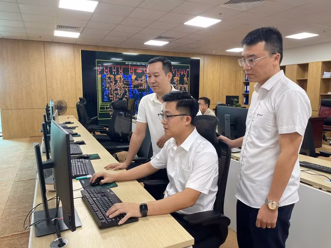 Kỹ sư Phạm Quang Tiến (ngồi giữa) cùng các đồng nghiệp đã đưa ra nhiều sáng kiến, giải pháp áp dụng tự động hóa quy trình làm việc.