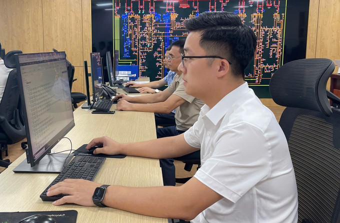 Kỹ sư Phạm Quang Tiến giám sát, điều khiển và vận hành hệ thống SCADA tại Trung tâm điều khiển Công ty Điện lực Tuyên Quang. sang-kien-3.jpg