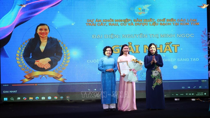 Chị Nguyễn Thị Minh Ngọc, Hội LHPN xã Đăk Hring, huyện Đăk Hà, đạt giải Nhất cuộc thi với Dự án sản xuất, chế biến các loại trái cây, rau, củ và dược liệu sạch tại Kon Tum. Ảnh tư liệu: Cao Nguyên/TTXVN kon-tum.jpg