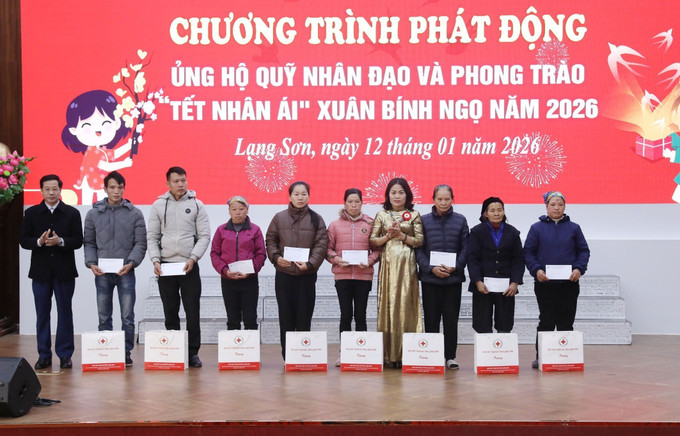 Tặng quà cho các hộ nghèo tại Chương trình.