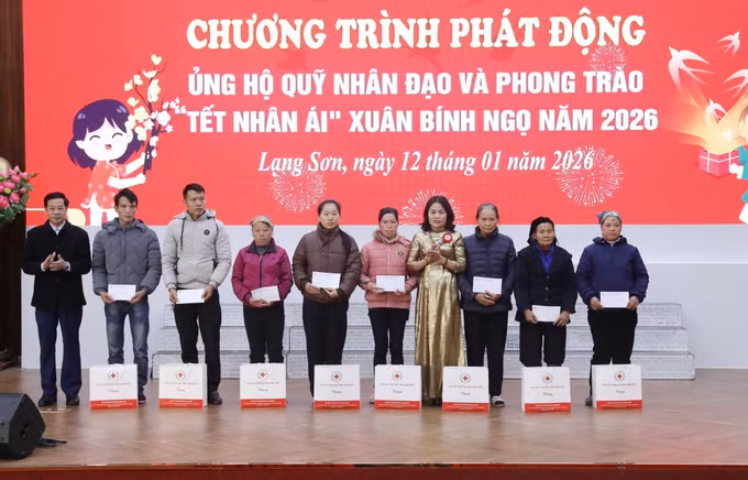 Tặng quà cho các hộ nghèo tại Chương trình.