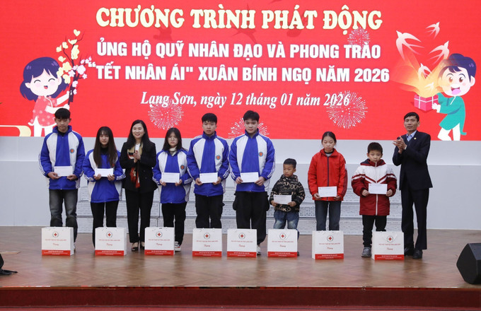 Tặng quà các học sinh có hoàn cảnh đặc biệt khó khăn tại Chương trình.