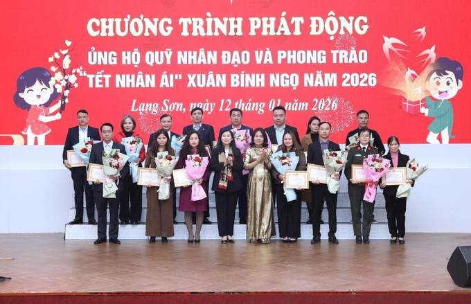 Các tổ chức, cá nhân ủng hộ cho Quỹ Nhân đạo và Phong trào “Tết Nhân ái” Xuân Bính Ngọ năm 2026 tỉnh Lạng Sơn nhận Bảng ghi nhận những tấm lòng vàng và hoa tại Chương trình.