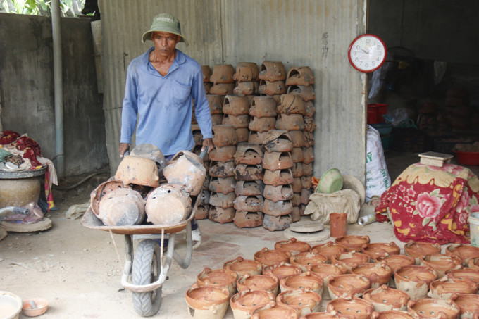 Những sản phẩm gốm Bình Đức được vận chuyển lên xe đưa đi tiêu thụ. Những sản phẩm gốm Bình Đức được vận chuyển lên xe đưa đi tiêu thụ.