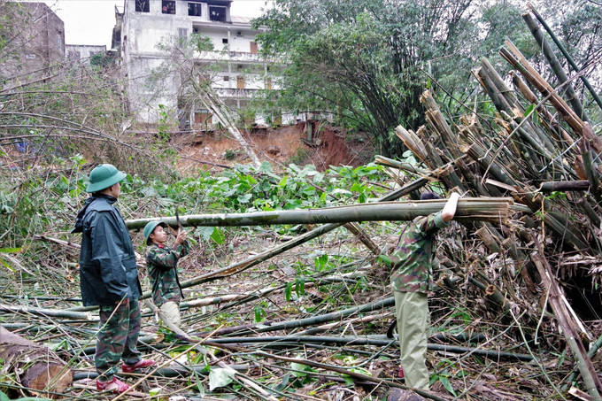 Khẩn trương thi công các hạng mục công trình khẩn cấp, chống sụt trượt tại khu dân cư đường Hùng Vương, xã Khe Sanh (Quảng Trị). Ảnh: TTXVN phát