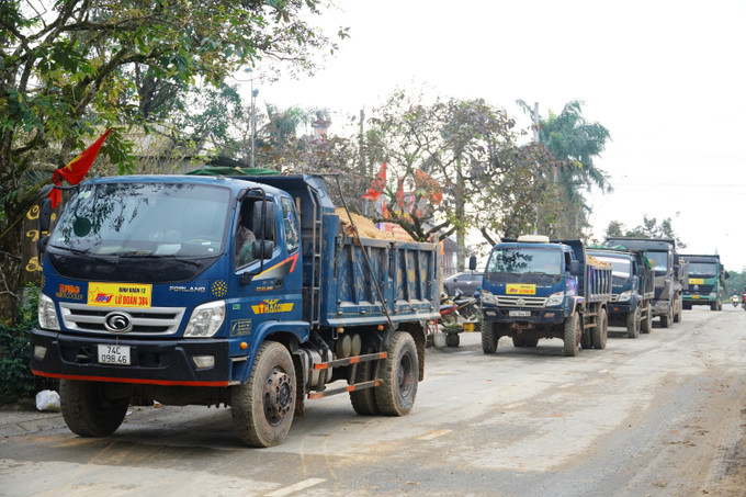 Phương tiện vận chuyển vật liệu thi công công trình khẩn cấp, chống sụt trượt tại khu dân cư đường Hùng Vương, xã Khe Sanh (Quảng Trị). Ảnh: TTXVN phát