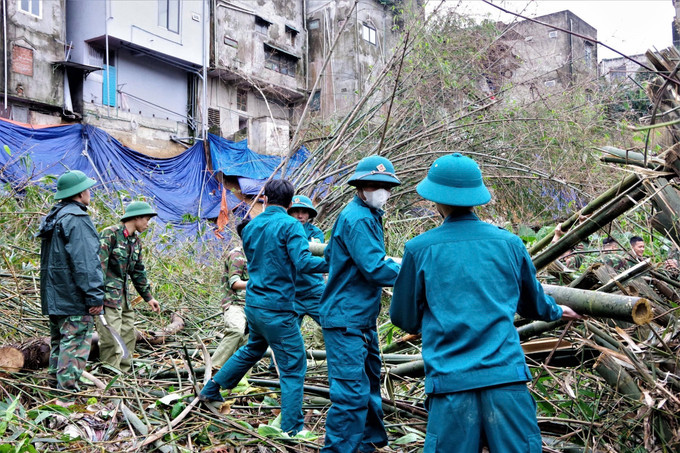 Khẩn trương thi công các hạng mục công trình khẩn cấp, chống sụt trượt tại khu dân cư đường Hùng Vương, xã Khe Sanh, Quảng Trị. Ảnh: TTXVN phát