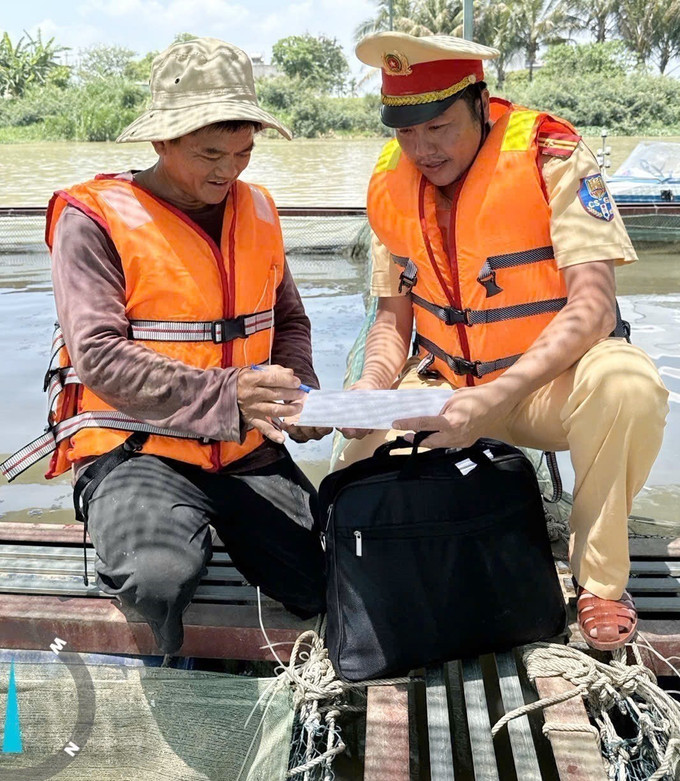 Lực lượng Cảnh sát đường thủy số 1, Cảnh sát giao thông Công an tỉnh Đắk Lắk phát tờ rơi tuyên truyền Luật giao thông đường thủy nội địa. Ảnh: TTXVN phát Lực lượng Cảnh sát đường thủy số 1, Cảnh sát giao thông Công an tỉnh Đắk Lắk phát tờ rơi tuyên truyền Luật giao thông đường thủy nội địa. Ảnh: TTXVN phát