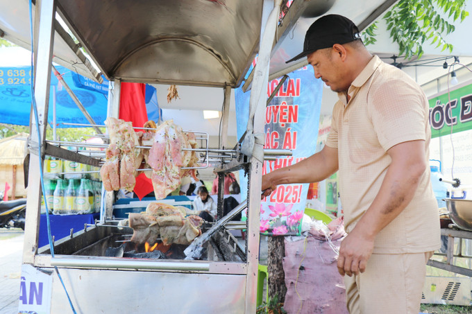 Món ăn lợn đen nướng được chế biến trong Lễ hội. Món ăn lợn đen nướng được chế biến trong Lễ hội.