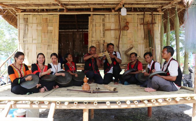 Nghệ nhân đồng bào Raglai (huyện Bác Ái, Ninh Thuận) biểu diễn các loại nhạc cụ truyền thống độc đáo. potal-ninh-thuan-khai-mac-le-hoi-van-hoa-raglai-huyen-bac-ai-lan-thu-iii-nam-2025-8033994.jpg