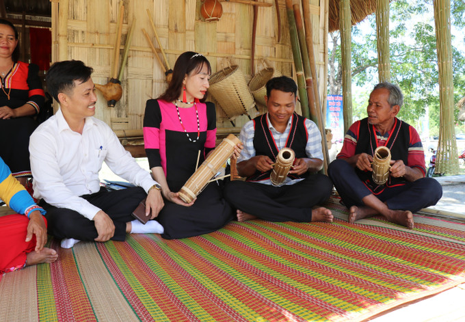 Du khách xem biểu diễn đàn Chapi, một loại nhạc cụ truyền thống độc đáo của đồng bào Raglai (huyện Bác Ái, Ninh Thuận). Du khách xem biểu diễn đàn Chapi, một loại nhạc cụ truyền thống độc đáo của đồng bào Raglai (huyện Bác Ái, Ninh Thuận).