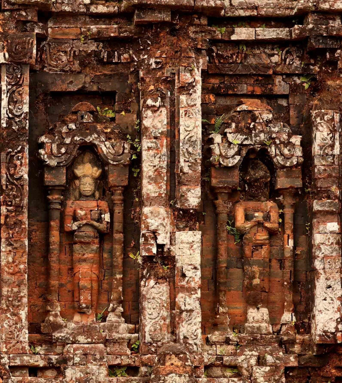 Nét rêu phong trên bức phù điêu vũ nữ Apsara, minh chứng cho vẻ đẹp kiêu hãnh thách thức sự bào mòn của thời gian. Ảnh: Nhật Anh/TTXVN my-son-13.jpg