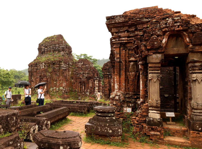 Du khách say sưa nghe giới thiệu về những câu chuyện của vương quốc Chăm Pa. Ảnh: Nhật Anh/TTXVN my-son-14.jpg