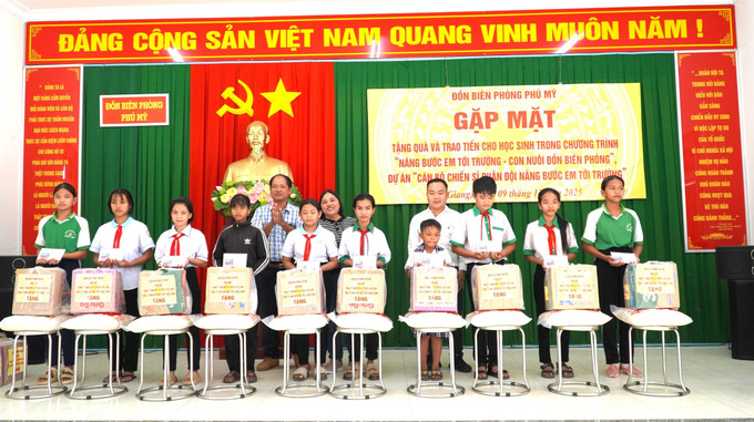 Nhà tài trợ trao quà cho học sinh.