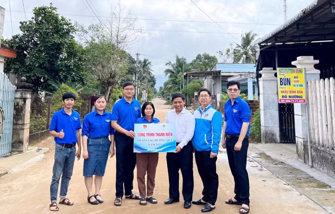 Anh Nguyễn Văn Hưng (thứ 3, từ phải sang) bàn giao công trình thắp sáng đường quê tại xã Cát Trinh, huyện Phù Cát, tỉnh Bình Định.