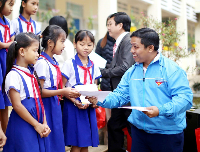 Anh Nguyễn Văn Hưng (thứ 3, từ phải sang) tham gia hoạt động thiện nguyện, tặng quà cho học sinh có hoàn cảnh khó khăn tỉnh Bình Định. binh-dinh-1.jpg