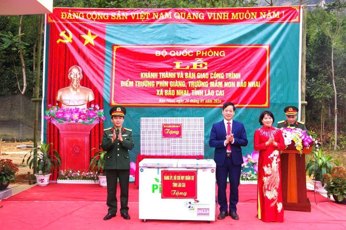 Bộ Chỉ huy Quân sự tỉnh Lào Cai trao tặng điểm trường 1 tủ lạnh cùng 30 chiếc bàn học . Ảnh: TTXVN phát