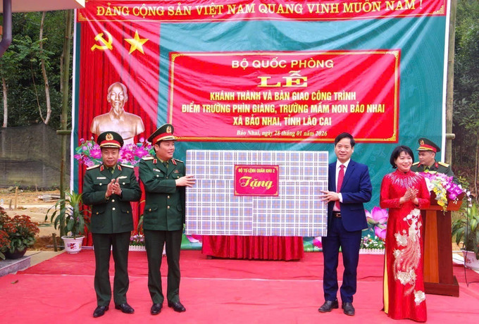 Thủ trưởng Bộ Tư lệnh Quân khu 2 trao tặng điểm trường mầm non Phìn Giàng 1 tivi. Ảnh: TTXVN phát