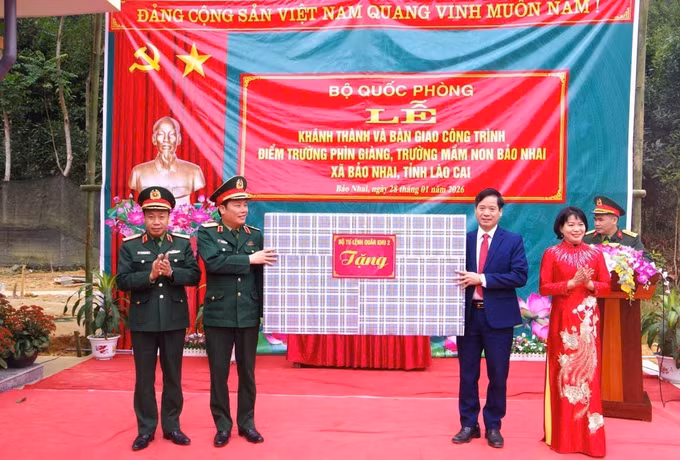 Thủ trưởng Bộ Tư lệnh Quân khu 2 trao tặng điểm trường mầm non Phìn Giàng 1 tivi. Ảnh: TTXVN phát