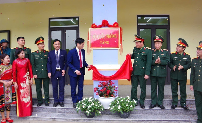 Các đại biểu thực hiện nghi lễ kéo băng gắn biển công trình. Ảnh: TTXVN phát