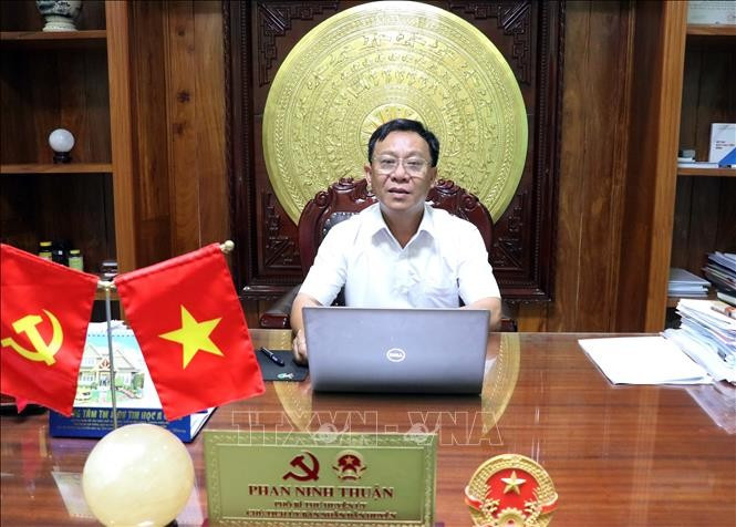 Ông Phan Ninh Thuận, Chủ tịch UBND huyện Bác Ái chia sẻ với phóng viên TTXVN về sự đổi thay của huyện sau 25 năm tái lập. Ảnh: Công Thử/TTXVN Ông Phan Ninh Thuận, Chủ tịch UBND huyện Bác Ái chia sẻ với phóng viên TTXVN về sự đổi thay của huyện sau 25 năm tái lập. Ảnh: Công Thử/TTXVN