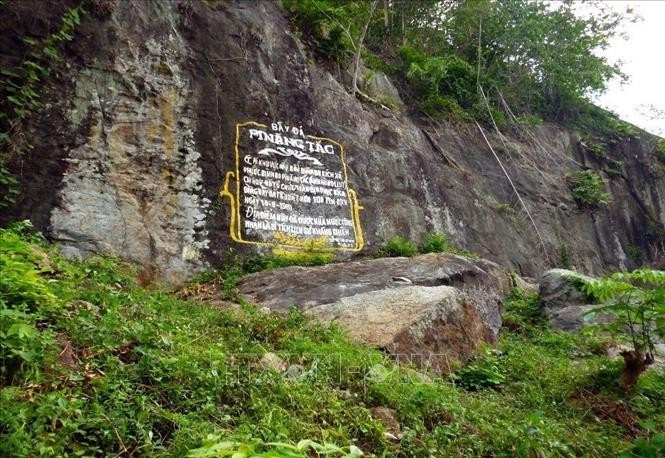 Bẫy đá Pinăng Tắc (ở đường lên xã Phước Bình, địa điểm được Nhà nước công nhận là di tích lịch sử kháng chiến), nơi do anh hùng Pinăng Tắc (Anh hùng LLVT Nhân dân) chỉ huy đánh trận phục kích bằng bẫy đá tiêu diệt hơn 100 tên dịch. Ảnh: TTXVN phát Bẫy đá Pinăng Tắc (ở đường lên xã Phước Bình, địa điểm được Nhà nước công nhận là di tích lịch sử kháng chiến), nơi do anh hùng Pinăng Tắc (Anh hùng LLVT Nhân dân) chỉ huy đánh trận phục kích bằng bẫy đá tiêu diệt hơn 100 tên dịch. Ảnh: TTXVN phát