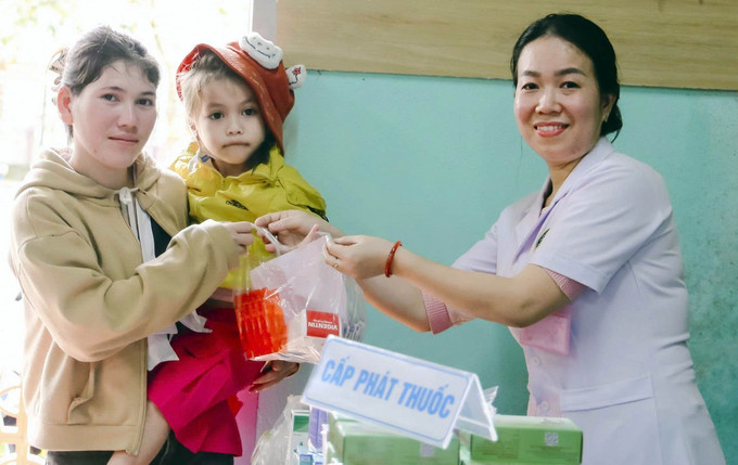 Phát thuốc miễn phí cho người dân vùng lũ quét và sạt lở núi Trà Mỹ, thành phố Đà Nẵng.