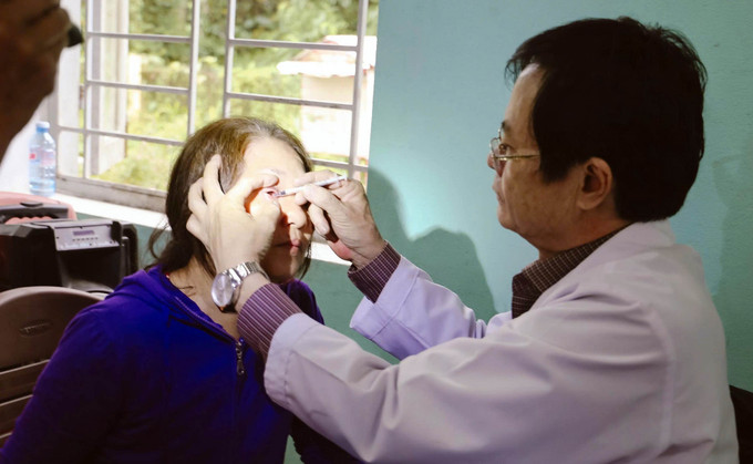 Bác sĩ Bệnh viện Đa khoa Trung ương Quảng Nam khám bệnh miễn phí cho người dân vùng lũ quét và sạt lở núi Trà Mỹ, thành phố Đà Nẵng.