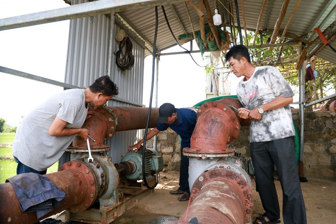 Công nhân Trạm thủy nông kênh chính Bắc Đồng Cam, tỉnh Đắk Lắk lắp đặt máy bơm để chống hạn. Công nhân Trạm thủy nông kênh chính Bắc Đồng Cam, tỉnh Đắk Lắk lắp đặt máy bơm để chống hạn.