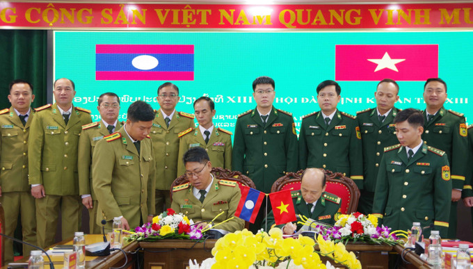 Trưởng đoàn hai bên ký biên bản ghi nhớ hội đàm. Ảnh: TTXVN phát Trưởng đoàn hai bên ký biên bản ghi nhớ hội đàm. Ảnh: TTXVN phát
