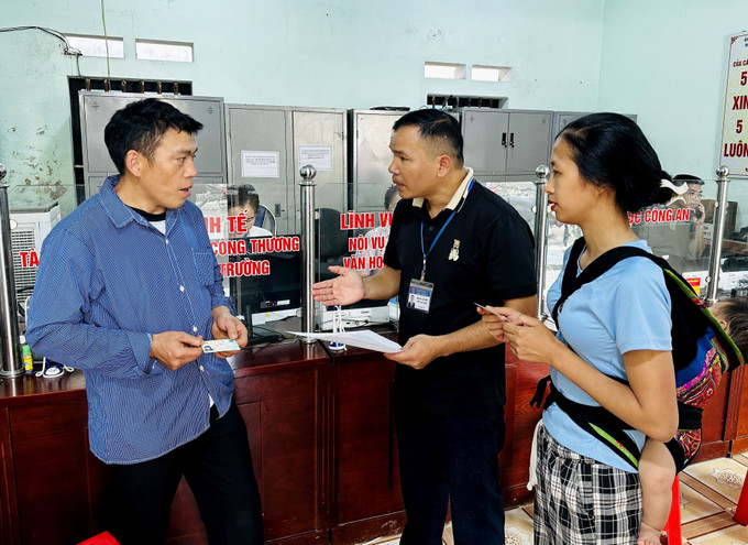 Đẩy mạnh việc giải quyết nhanh gọn thủ tục cho người dân tại Trung tâm phục vụ hành chính công xã biên giới Minh Tân (Tuyên Quang). Đẩy mạnh việc giải quyết nhanh gọn thủ tục cho người dân tại Trung tâm phục vụ hành chính công xã biên giới Minh Tân (Tuyên Quang).