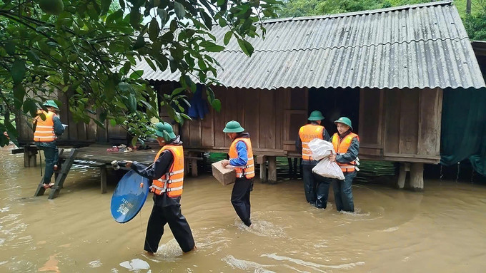 Đồn Biên phòng Làng Ho (Bộ đội Biên phòng Quảng Bình) hỗ trợ, giúp đỡ di dời 10 hộ, 52 người dân bản Mít Cát, xã Kim Thủy, huyện Lệ Thủy đến vị trí an toàn. Ảnh: TTXVN phát Đồn Biên phòng Làng Ho (Bộ đội Biên phòng Quảng Bình) hỗ trợ, giúp đỡ di dời 10 hộ, 52 người dân bản Mít Cát, xã Kim Thủy, huyện Lệ Thủy đến vị trí an toàn. Ảnh: TTXVN phát