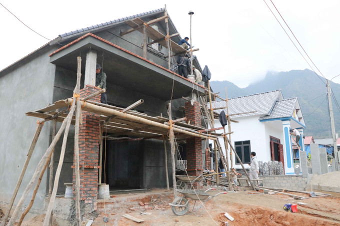 Những ngôi nhà đang được hoàn thiện cho người dân vào ở trước Tết nguyên đán.