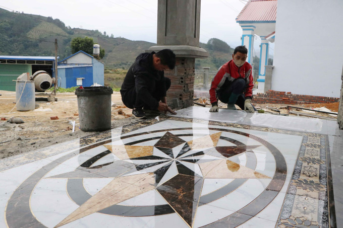 Đến nay, hơn 20 hộ thì đã có 17 hộ xây nhà. Khối lượng hoàn thiện nhà từ 80–95% tại khu tái định cư bản Hợp Nhất, xã Bản Bo (Lai Châu).