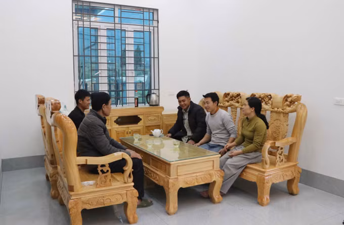 Gia đình anh Đèo Văn Tạ (áo xám) bản Hợp Nhất, xã Bản Bo (Lai Châu) vui mừng dọn vào ở ngôi nhà mới xây tại khu tái định cư.
