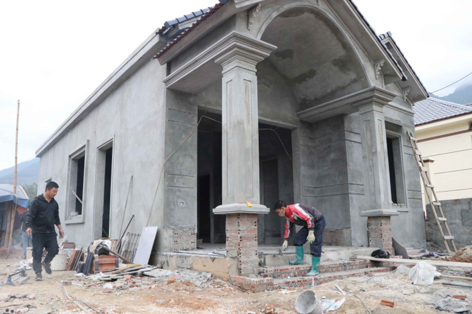 Những người thợ đang hoàn thiện công đoạn cuối cùng để bàn giao cho chủ nhà.