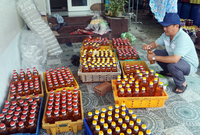 Nước mắm Đề Gi được đóng chai các loại lớn nhỏ, sẵn sàng cung ứng cho thị trường Tết.