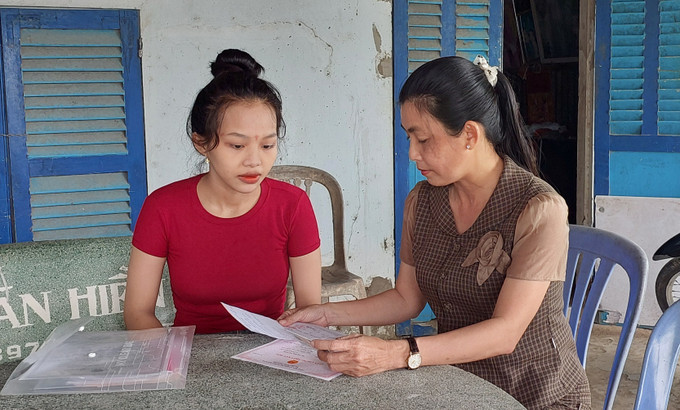 Chị Châu Thị Nhã Phương (dân tộc Khmer) ở ấp Sóc Đồn, xã Hưng Hội được công chức Tư pháp xã đến tận nhà hỗ trợ làm giấy khai sinh cho con. Chị Châu Thị Nhã Phương (dân tộc Khmer) ở ấp Sóc Đồn, xã Hưng Hội được công chức Tư pháp xã đến tận nhà hỗ trợ làm giấy khai sinh cho con.