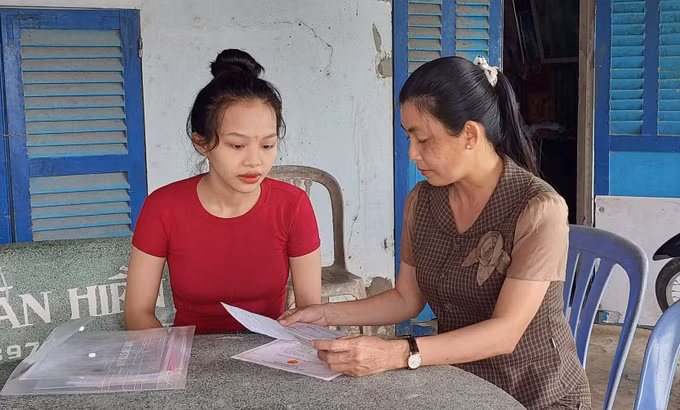 Chị Châu Thị Nhã Phương (dân tộc Khmer) ở ấp Sóc Đồn, xã Hưng Hội được công chức Tư pháp xã đến tận nhà hỗ trợ làm giấy khai sinh cho con.