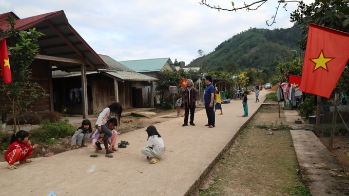Nhiều gia đình đồng bào dân tộc Cơ Tu xã Tây Giang treo cờ Tổ quốc chào mừng Đại hội lần thứ XIV của Đảng. Ảnh: Hải Âu/TTXVN